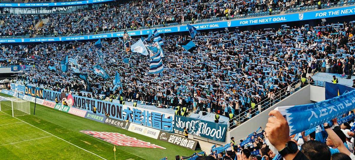 足球联赛正酣,球迷热情高涨 足球联赛正酣,球迷热情高涨