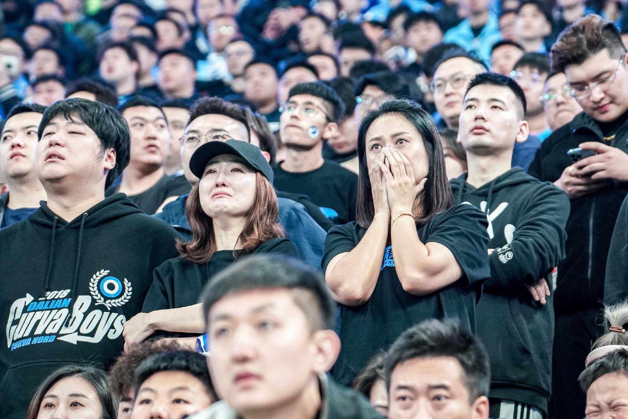 足球联赛正酣,球迷热情高涨 足球联赛正酣,球迷热情高涨